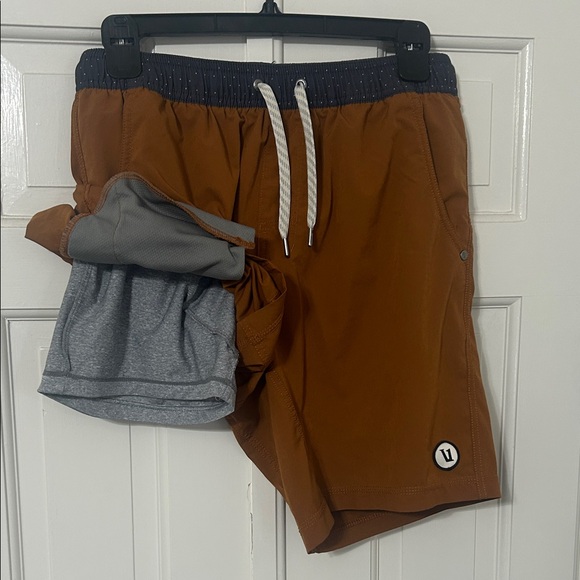 Vuori Men's Caramel Kore Shorts with Liner - Picture 5 of 5